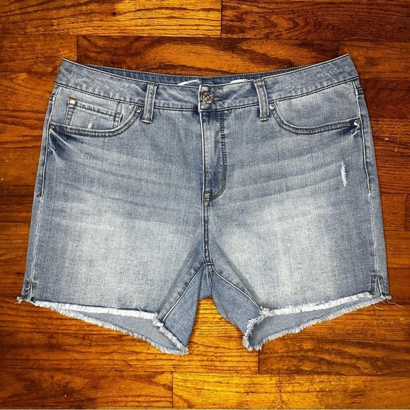 Seven7 Pants - Seven7 Weekend Denim Shorts Size 12 Frayed Hem Light Wash